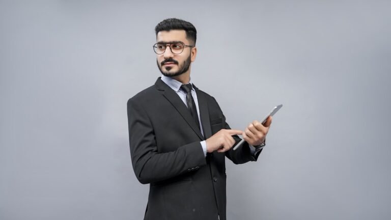 Um Homem Segurando Uma Caneta l2tJbrXArBk