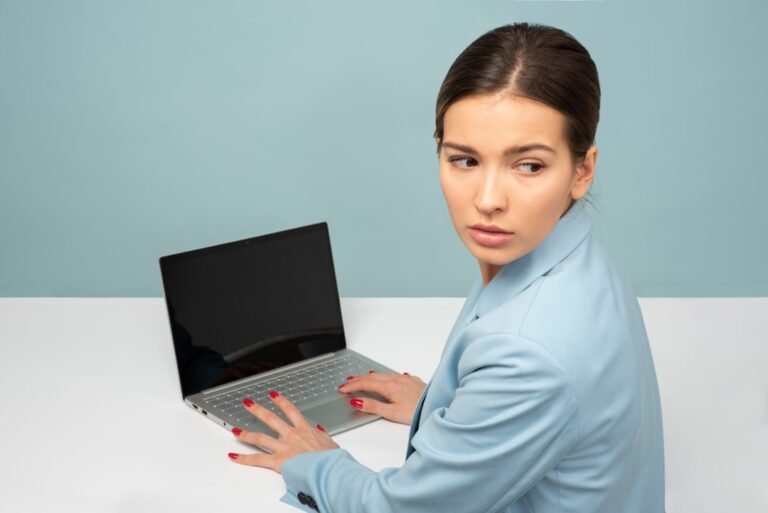 Mulher Usando Laptop E Olhando Para O Lado OLzlXZm_mOw