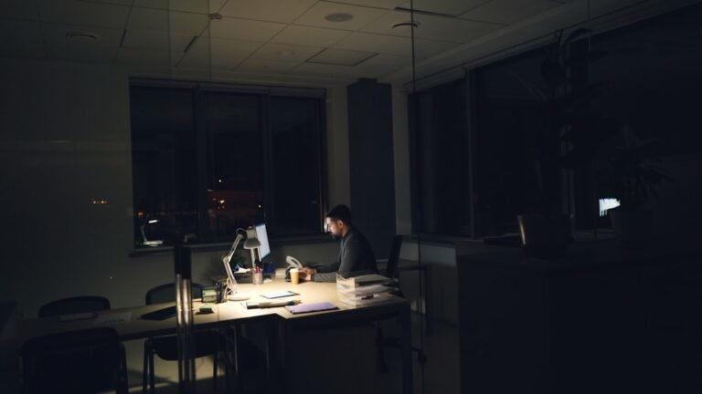 Homem Trabalhando Ate Tarde Em Uma Mesa De Escritorio Mal Iluminada l12wb6pAzuQ