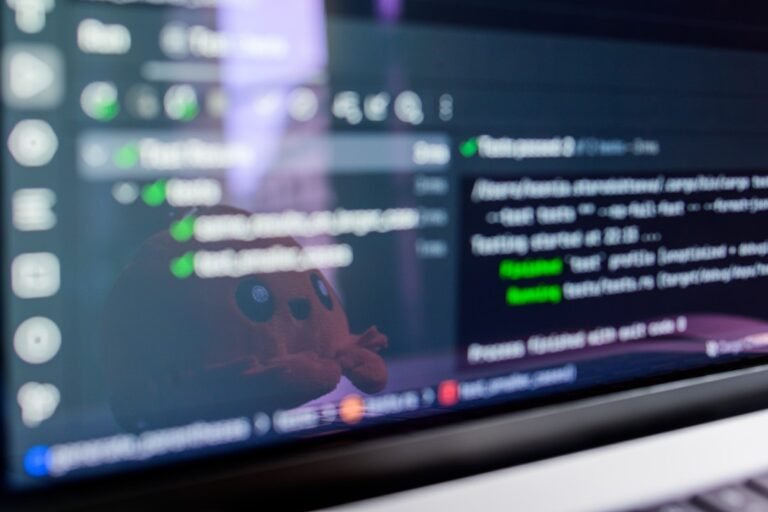 Tela De Computador Exibindo Codigo Com Um Brinquedo Refletido jXyaodR8dWk