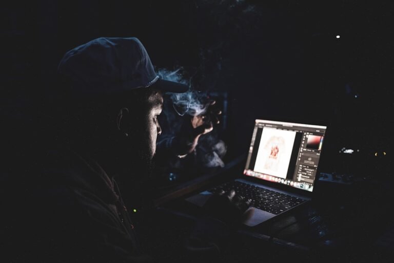 Homem Na Jaqueta Preta Usando O Computador Portatil nwJgiSGsZO8